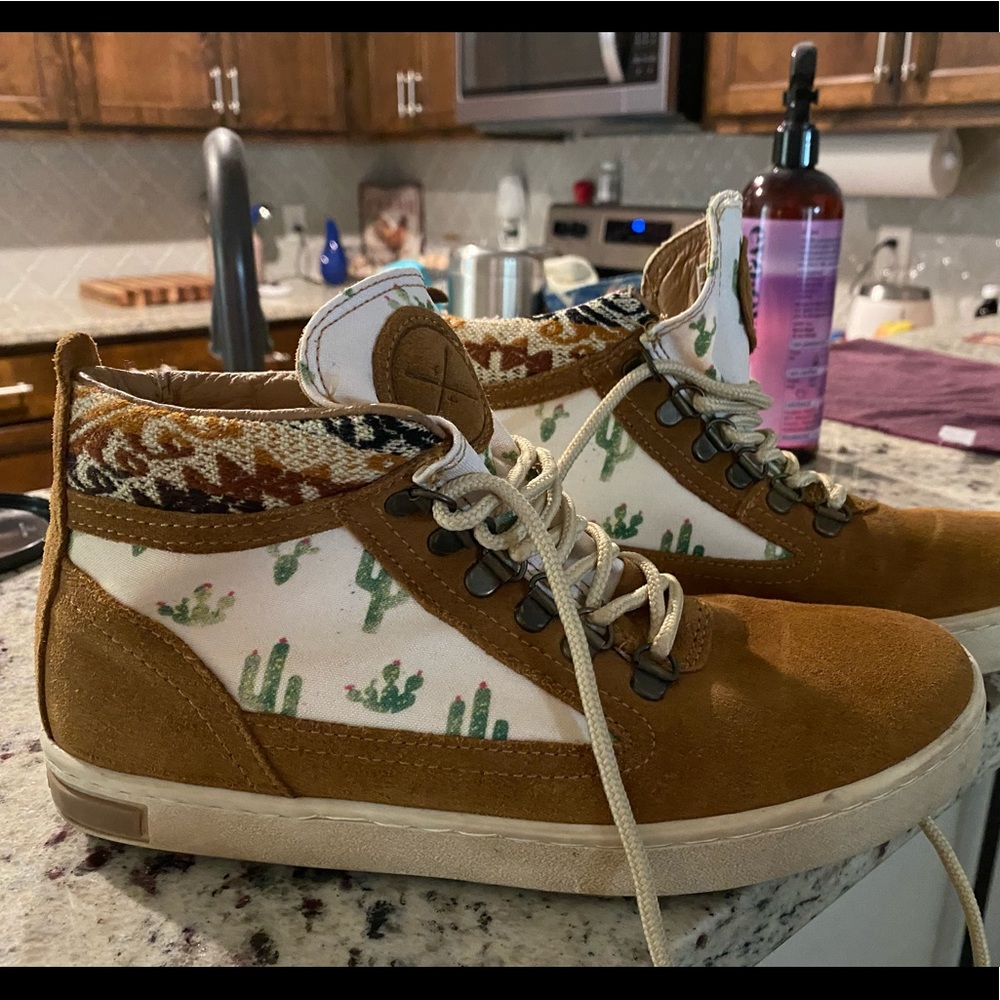 Excellent condition Inkkas Prickly Pear Boots!